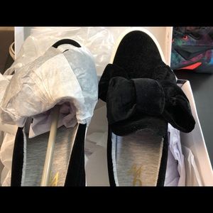 Velvety black sneakers!